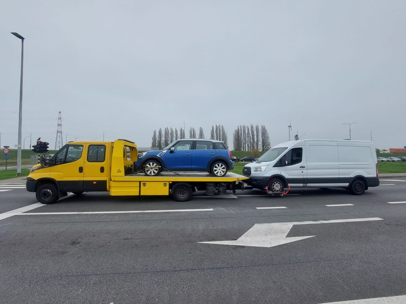 Faster Abschleppwagen mit Fahrzeugen auf der Straße